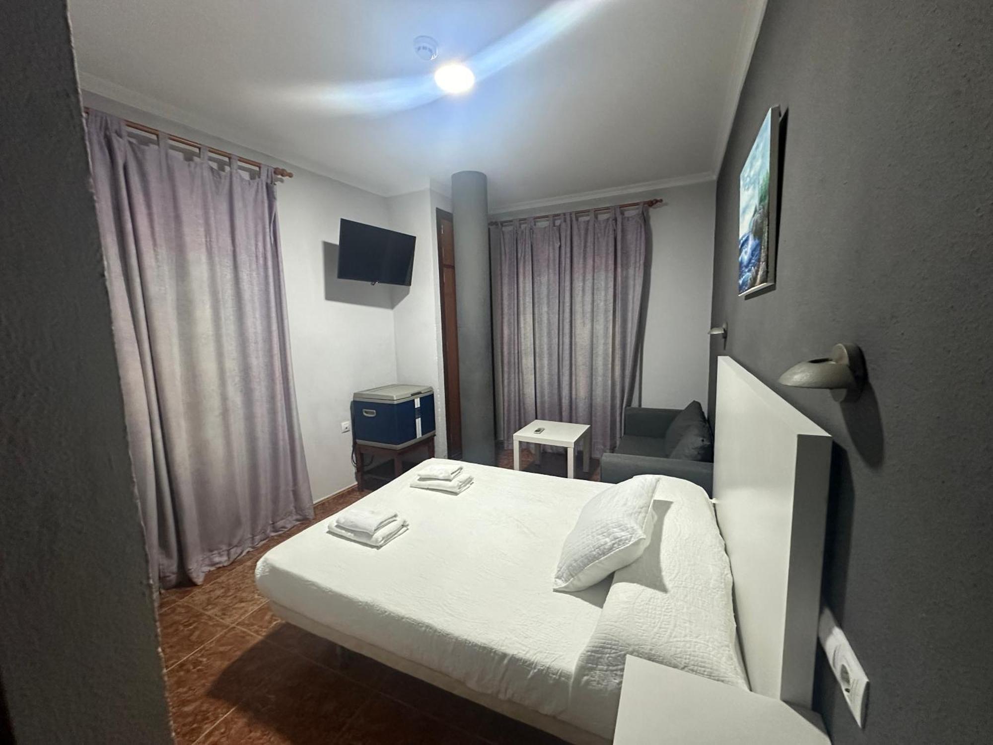 Hostal Tarik Hotel Tarifa Bagian luar foto